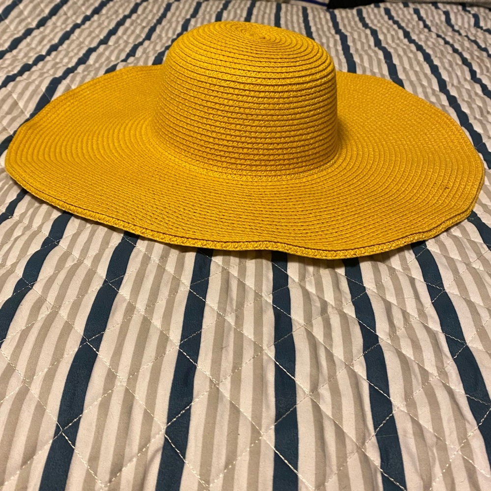 Gorgeous bright yellow ☀️hat!